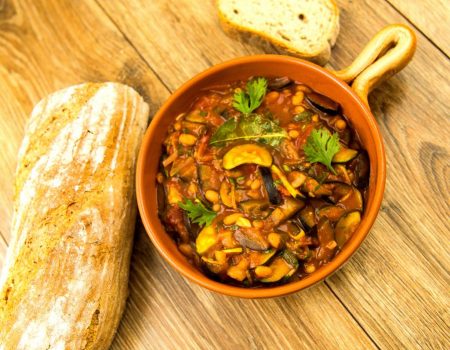 cuketa, baklažán a fazuľký v paradajkovéj omáčke