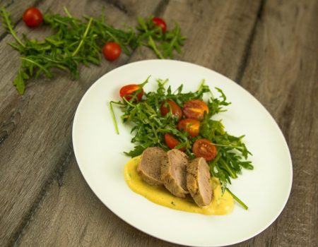 panenka s horčicovou omáčkou a šalátom z rukoľy a cherry paradajok1.