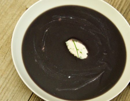 polievka z fialových zemiakov s riccotou