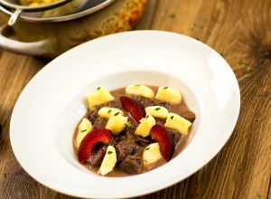 pomaly dusený jelen ringloty a zemiakove gnocchi