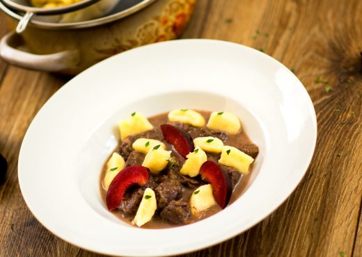pomaly dusený jelen ringloty a zemiakove gnocchi