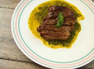 steak na pivovej omáčke s medvedím cesnakom