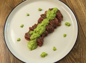 steak s dipom z medvedieho cesnaku