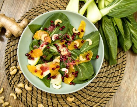Šalát z Pak choi s granátovým jablkom, pomarančom a kešu orechmi